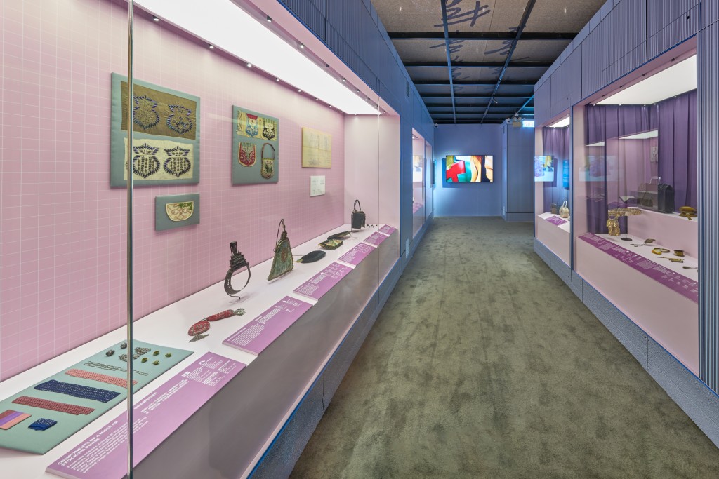 展览品有逾200个手袋，跨越400年文化历史痕迹，策展人 Lucia Savi 精心挑选别具匠心的手袋设计。（图片来源：太古地产）